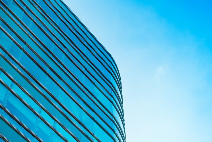 Od spodu panoramiczny i perspektywiczny widok na wieżowce wieżowców ze stalowego niebieskiego szkła, koncepcja biznesowa udanej architektury przemysłowej