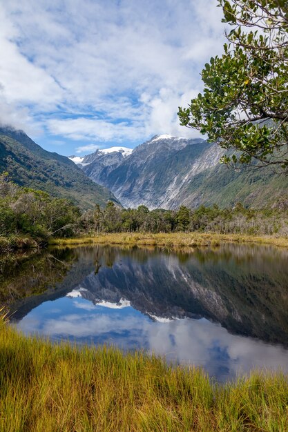 Odbicia południowych Alp w Peter's Pool w Nowej Zelandii