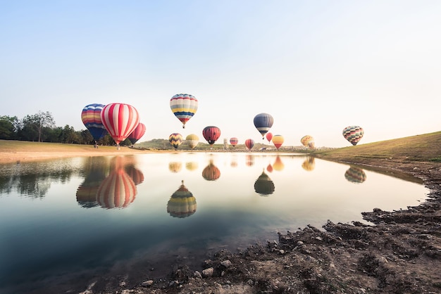Odbicie balonów na gorącym powietrzu na jeziorze na tle nieba