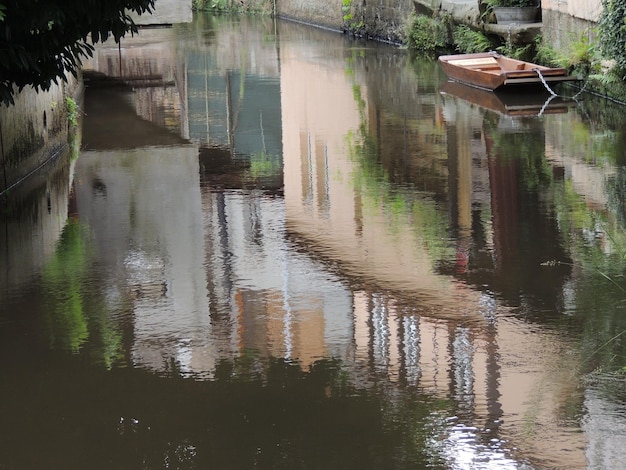 Zdjęcie odbicie budynków w kanale