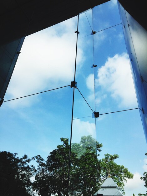 Zdjęcie odbicie chmur w szklanym budynku