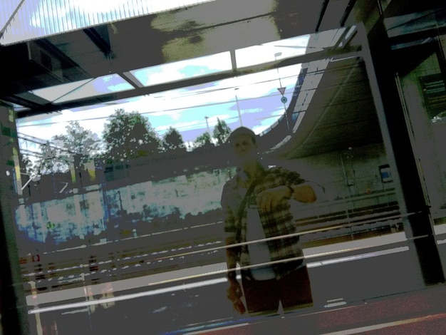 Zdjęcie odbicie człowieka na szklanym oknie