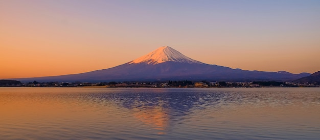 Odbicie góry Fuji ze śniegiem nakryte rano Sunrise