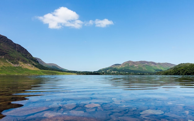 Odbicie na wzgórzach Lake District w Crummock Water