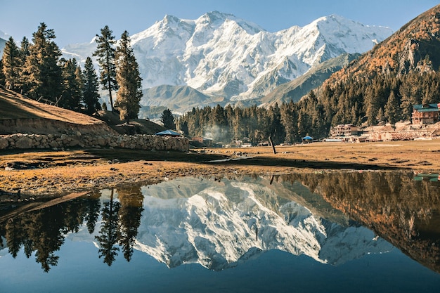 Odbicie Nanga Parbat w jeziorze, piękny widok na góry z Fairy Meadows, Pakistan