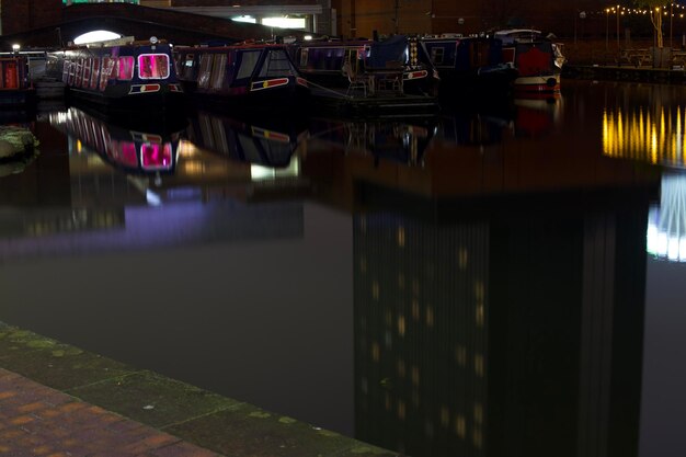 Zdjęcie odbicie oświetlonych budynków w kanale w nocy