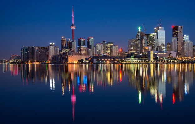 Zdjęcie odbicie panoramę miasta toronto