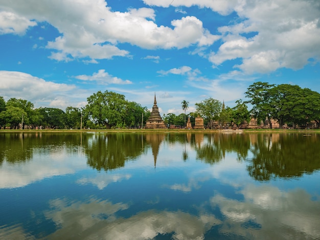 Odbicie ruiny Pagody w wodzie w parku historycznym Sukhothai