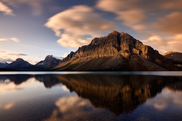 Odbicie słońca Bow Lake w kanadyjskich Górach Skalistych