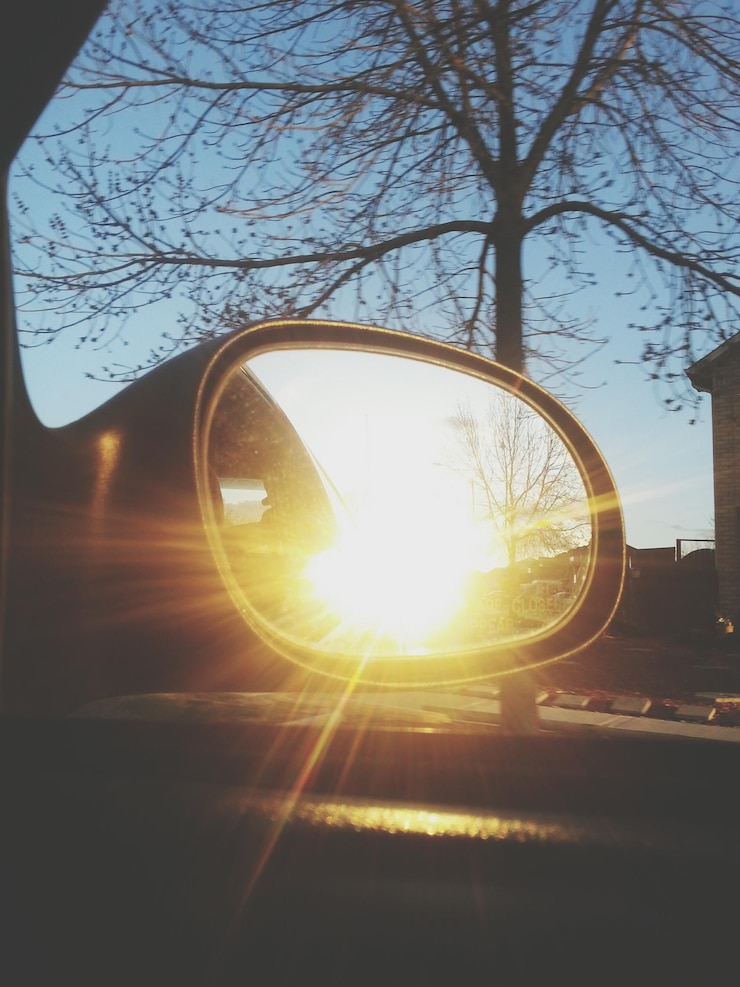 Zdjęcie odbicie światła słonecznego w bocznym lusterku samochodu