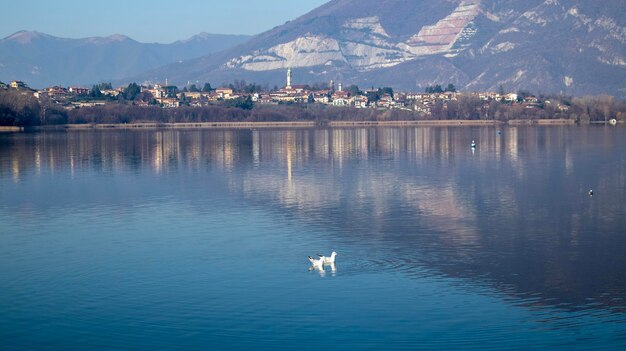 Odbicie w jeziorze Annone, Lecco, Lombardia, Włochy.