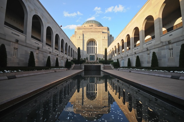 Odbicie w stawie Anzac w Muzeum Wojny Canberra Australia