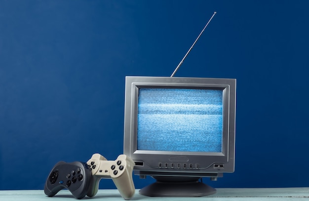 Odbiornik Antenowy Mini Retro Tv Z Gamepadem Na Klasycznym Niebieskim Kolorze. Staromodny Telewizor I Joysticki