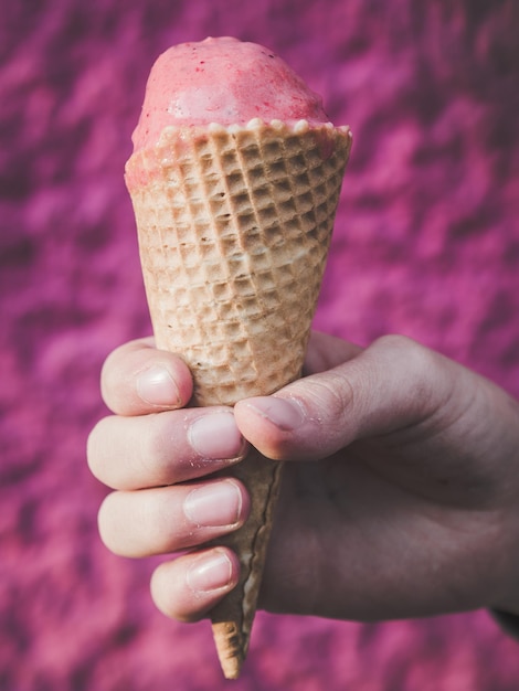 Odcięta ręka chłopca trzymającego lody na ścianie