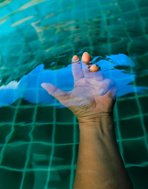 Odcięta ręka człowieka pływającego w basenie