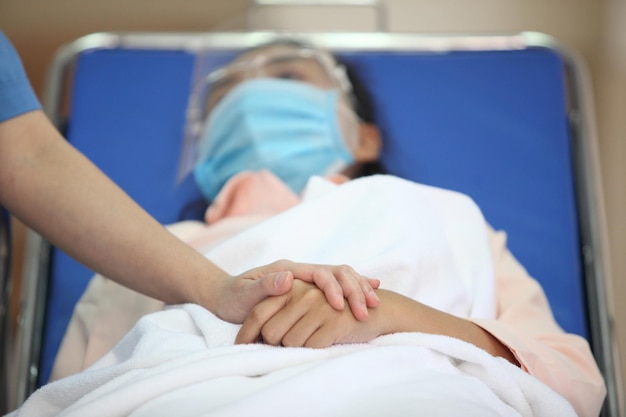 Zdjęcie odcięta ręka lekarza pocieszającego pacjenta w szpitalu