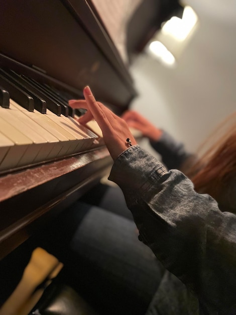 Odcięta ręka mężczyzny grającego na pianinie