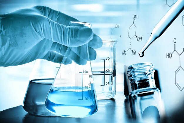 Zdjęcie odcięta ręka naukowca trzymającego substancję chemiczną w laboratorium