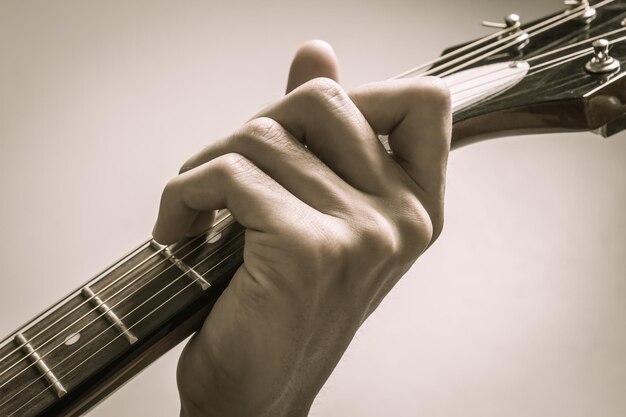 Zdjęcie odcięte ręce człowieka grającego na gitarze