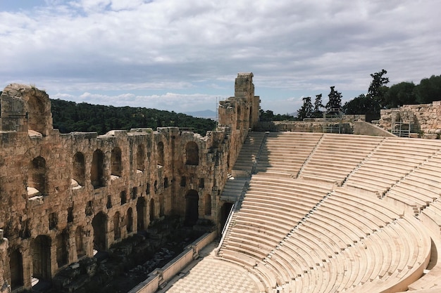Odeon Heroda Atticusa na tle nieba