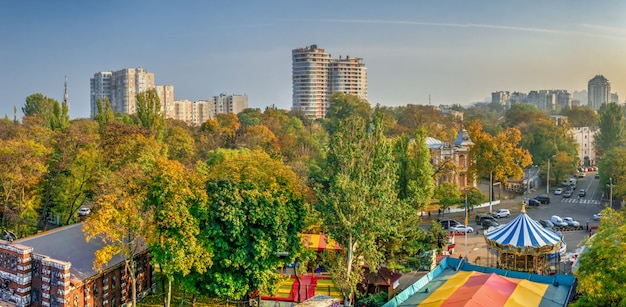 Odessa, Ukraina 03.08.2020. Widok Z Góry Na Park Szewczenki W Odessie Na Ukrainie W Słoneczny Wiosenny Dzień