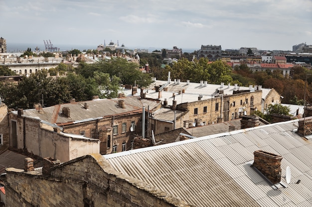 Odessa, Ukraina - 09 Września 2018: Widok Z Lotu Ptaka Na Dachy I Stare Dziedzińce Odessy. Widok Na Odessę Z Dachu. Budynki Starego Miasta