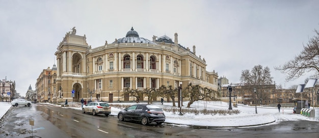 Odessa, Ukraina 30.01.2022. Śnieżny zimowy dzień w Odessie na Ukrainie. Teatr Opery i Baletu.