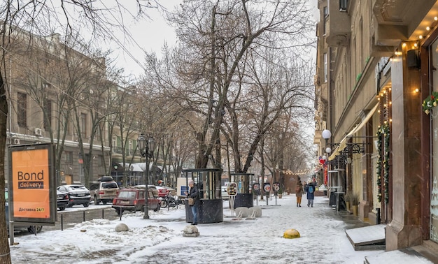 Odessa, Ukraina 30.01.2022. Śnieżny zimowy dzień w Odessie na Ukrainie. Ulica Deribasowskaja.