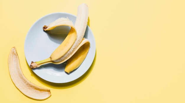 Odgórnego widoku organicznie banan na talerzu
