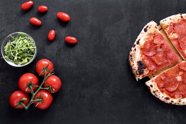 Odgórnego widoku pizza na sztukateryjnym tle