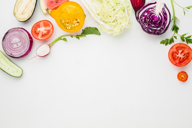 Odgórnego widoku pokrojeni veggies na białym tle z kopii przestrzenią