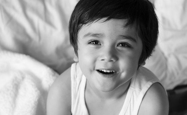 Odgórnego widoku portret Śliczna dzieciak chłopiec patrzeje up przy kamerą z uśmiechniętą twarzą
