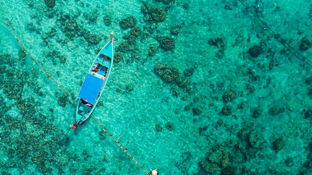 Zdjęcie odgórnego widoku tropikalna wyspa, widok z lotu ptaka długoogonkowa łódź na morzu w phuket tajlandia.