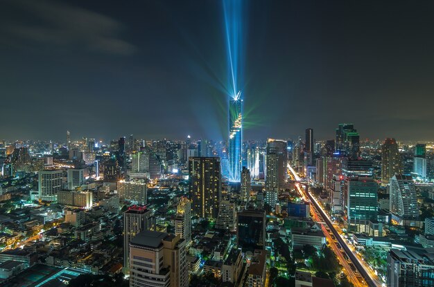 Odgórny widok Bangkok pejzaż miejski przy nocą, Mahanakhon