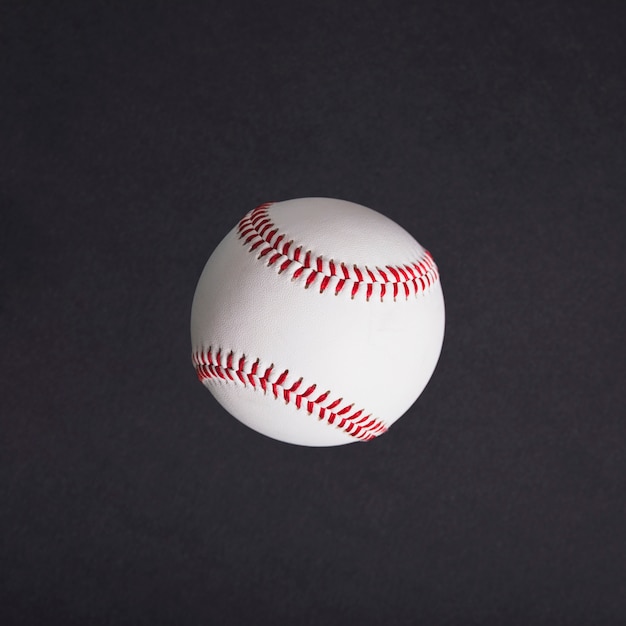 Zdjęcie odgórny widok biały baseball na czarnym tle