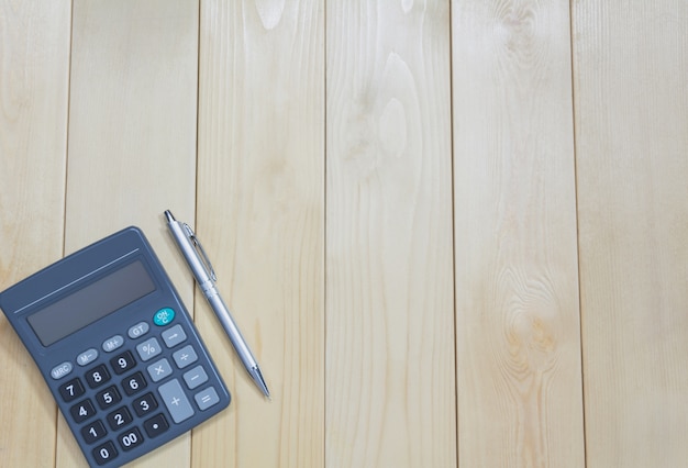 Odgórny widok biurowy stołowy kalkulator z piórem na stole dla biznesu i kopii przestrzeni.