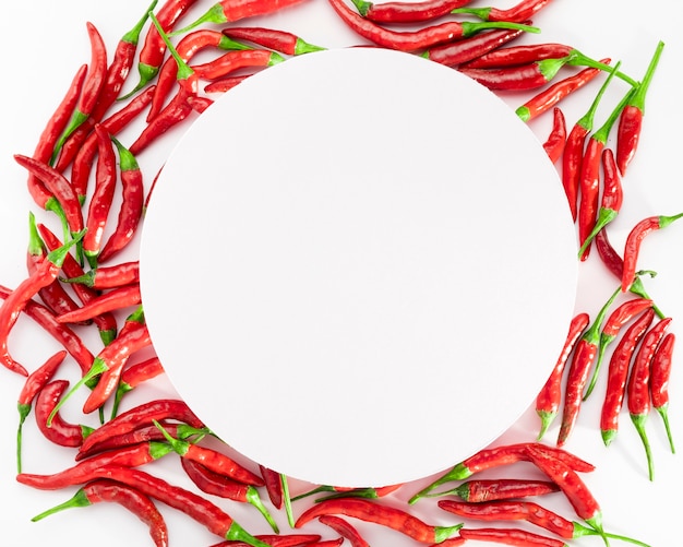 Zdjęcie odgórny widok chili pieprze z kopii przestrzenią