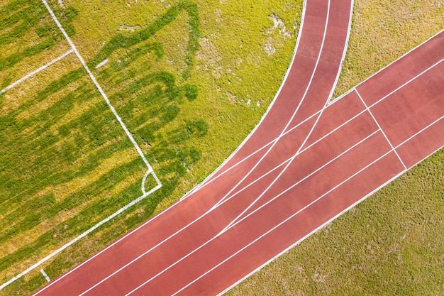 Odgórny Widok Czerwoni Bieg ślada I Zielonej Trawy Gazon. Infrastruktura Do Uprawiania Sportów.