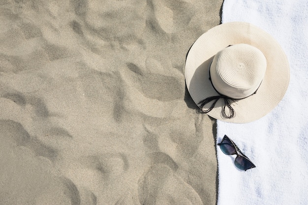 Zdjęcie odgórny widok kapelusz na plażowym ręczniku