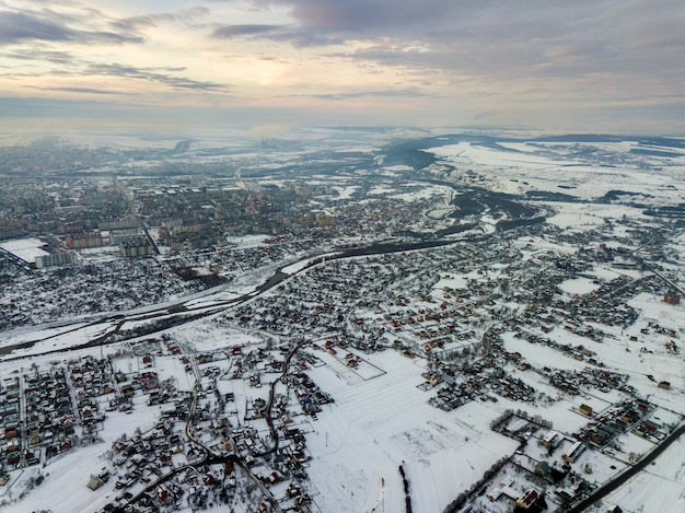Odgórny widok miast przedmieścia lub miasteczko ładni domy na zima ranku na chmurnego nieba tle. Koncepcja fotografii lotniczej drona.