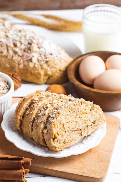 Odgórny Widok Pokrojony Wholegrain Chleb Na Drewnianej Tnącej Desce