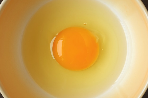Odgórny widok świeży surowy jajko w pucharze przygotowywającym dla gotować