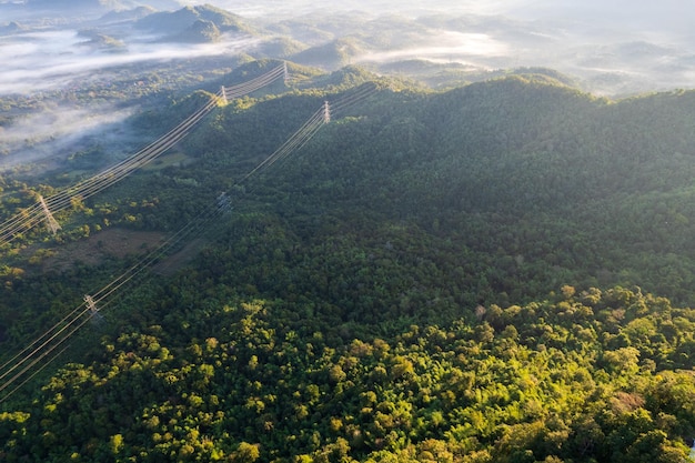 Odgórny widok wsi droga przechodzi przez zielonej forrest i góry