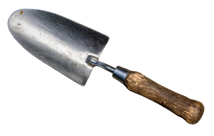 Zdjęcie odizolowany mały, szorstki, ogrodowy trowel na białym tle