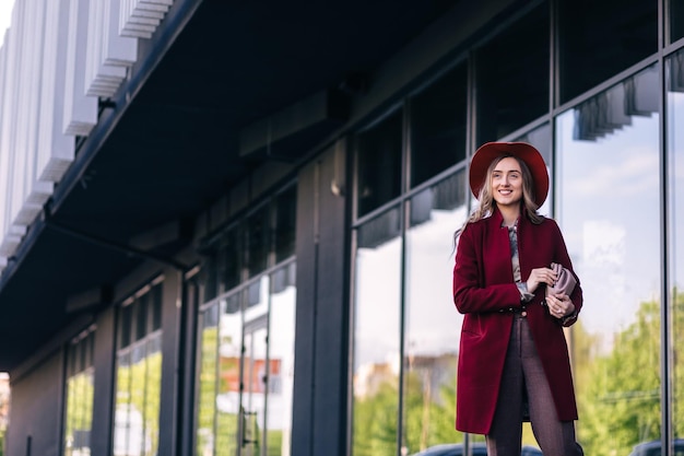 Odkryty jesienny portret młodej eleganckiej modnej kobiety ubranej w modną skórzaną torbę na ramię