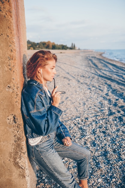 Odkryty Moda Portret Stylowa Kobieta Na Plaży.