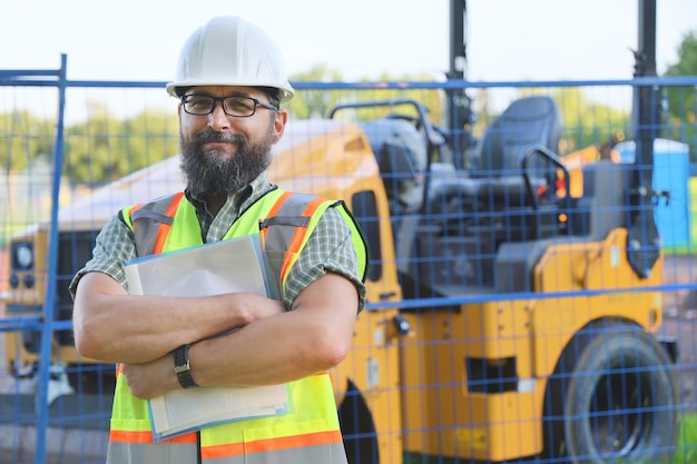 Odkryty portret budowniczego pracownik budowlany