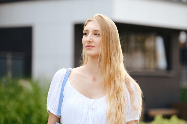 Odkryty portret młodej kobiety z długimi blond włosami