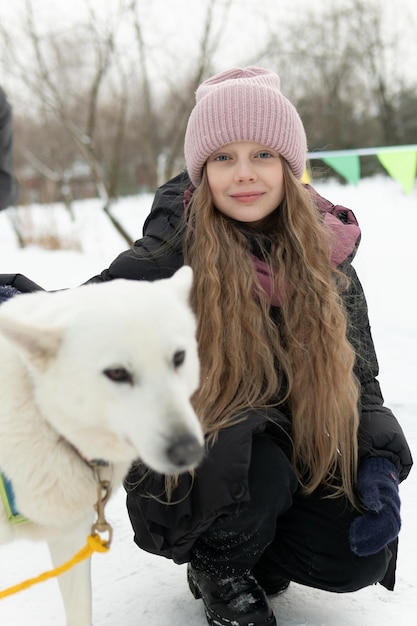 Odkryty sezon przyjaźń husky zima kobieta dorosły młoda dziewczyna zwierzę śnieg pies zwierzę domowe osoba park