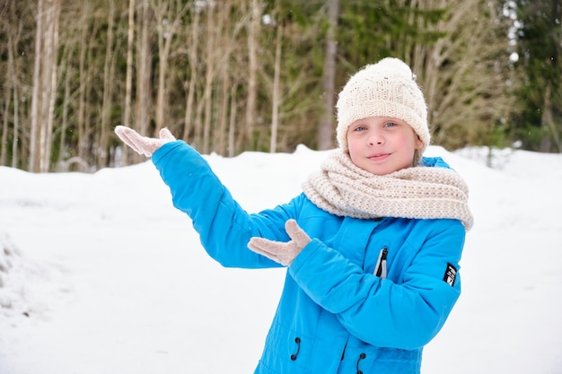 Odkryty zbliżenie portret młodej pięknej szczęśliwej uśmiechniętej dziewczyny w winter park